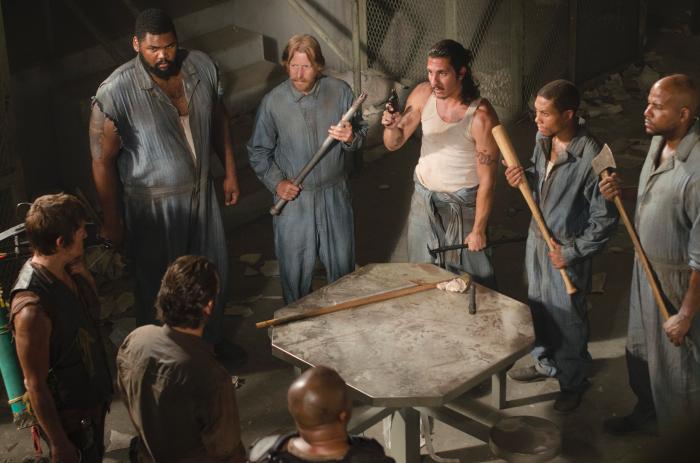 Theodus Crane در صحنه سریال تلویزیونی مردگان متحرک به همراه Markice Moore، Lew Temple، Irone Singleton، نورمن ریداس و نیک گومز