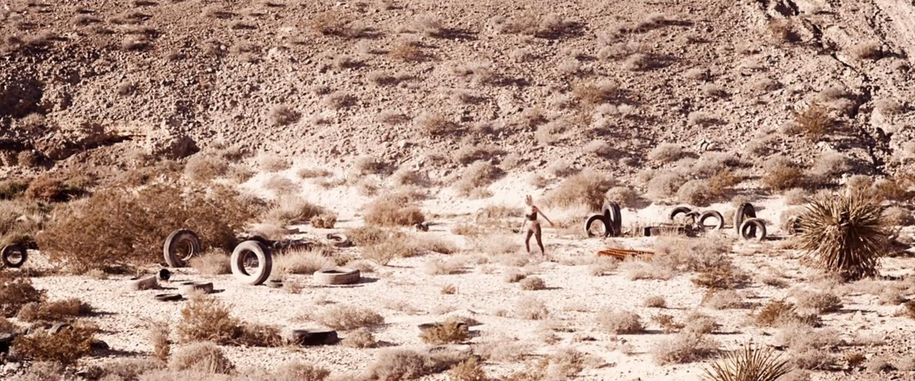  فیلم سینمایی It Stains the Sands Red به کارگردانی Colin Minihan