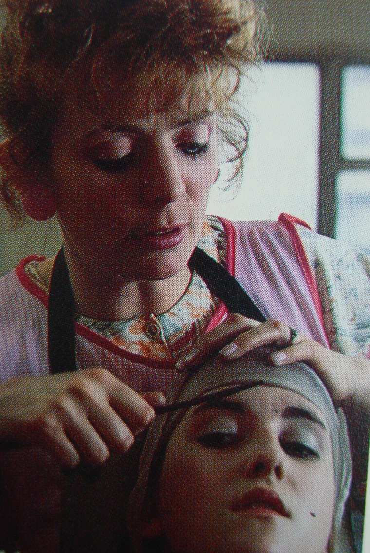 Alison Steadman در صحنه فیلم سینمایی The Short & Curlies به همراه Sylvestra Le Touzel