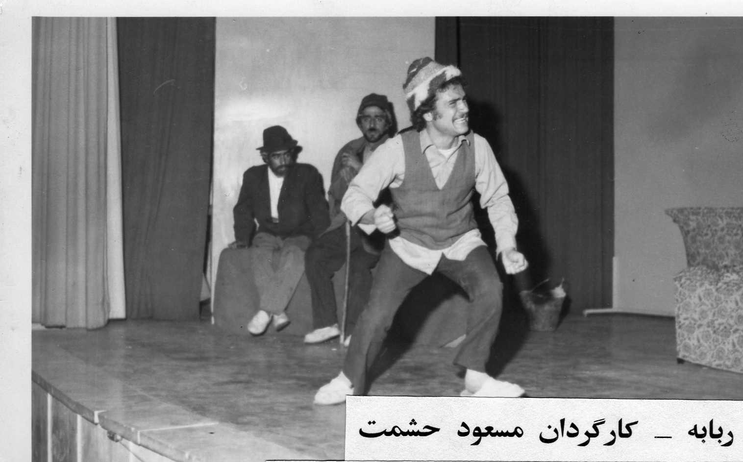 تصویری از مسعود حشمت، بازیگر و نویسنده سینما و تلویزیون در حال بازیگری سر صحنه یکی از آثارش