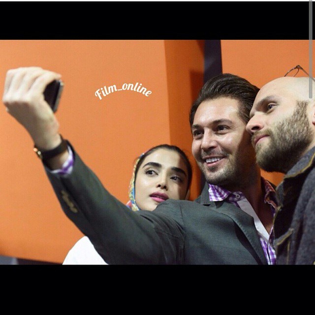 تصویری از بابک حمیدیان، بازیگر و تهیه کننده سینما و تلویزیون در حال بازیگری سر صحنه یکی از آثارش