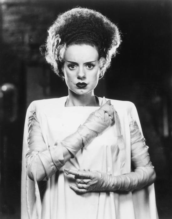 Elsa Lanchester در صحنه فیلم سینمایی The Bride of Frankenstein