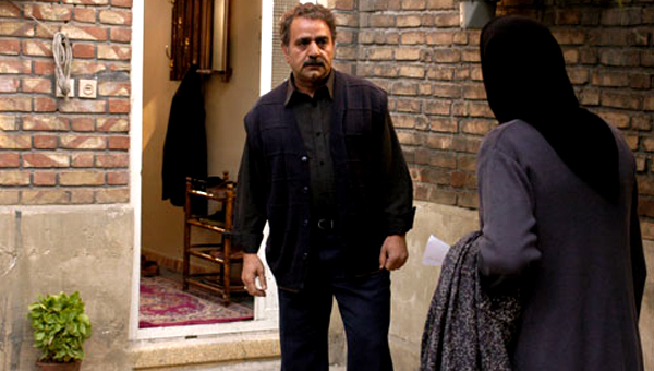 هوشنگ توکلی در صحنه سریال تلویزیونی زیر تیغ به همراه پرویز پرستویی