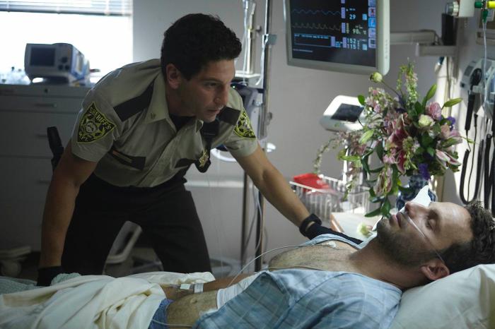 اندرو لینکولن در صحنه سریال تلویزیونی مردگان متحرک به همراه جان برنتال