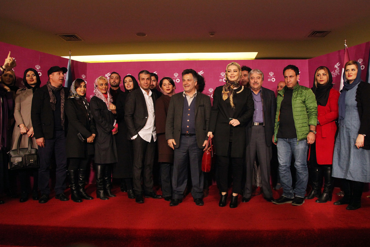 عبدالله علیخانی در فرش قرمز فیلم سینمایی آب‌نبات چوبی به همراه محمد‌حسین فرح‌بخش، مستانه مهاجر، هنگامه حمیدزاده و سحر قریشی