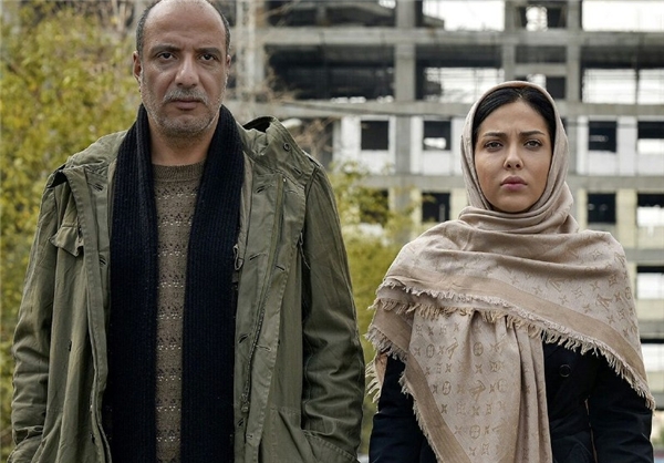 امیر جعفری در صحنه فیلم سینمایی آزاد به قید شرط به همراه لیلا اوتادی