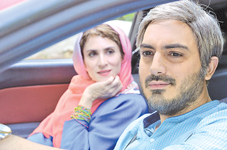 نیما شاهرخ‌شاهی در صحنه فیلم سینمایی من و شارمین به همراه ویشکا آسایش