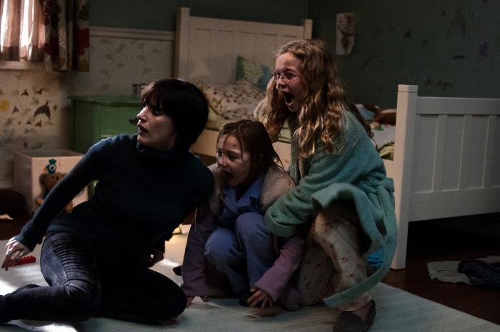 Isabelle Nélisse در صحنه فیلم سینمایی ماما به همراه Megan Charpentier و جسیکا چستین