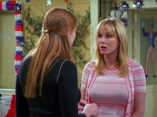 Tanya Roberts در صحنه سریال تلویزیونی That '70s Show به همراه لورا پرپون