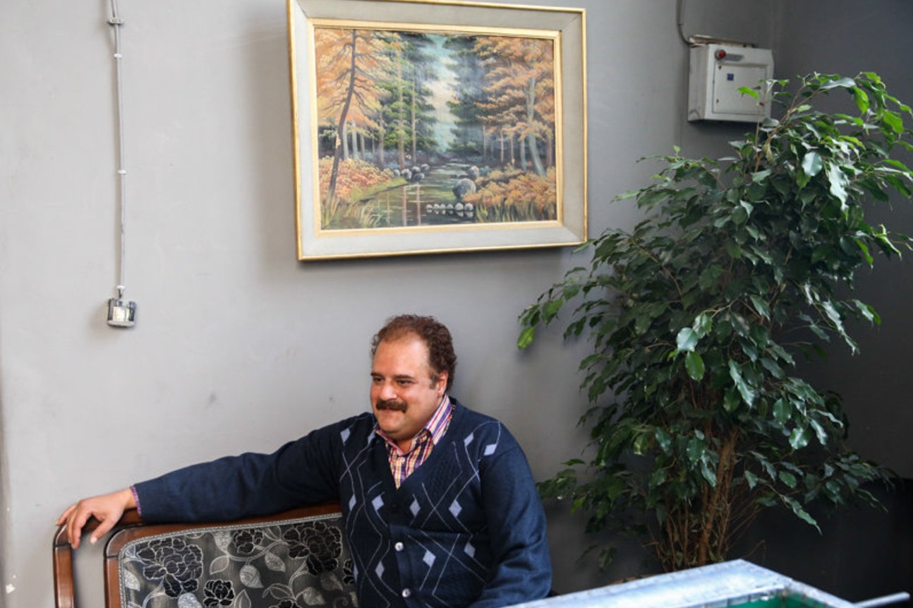 هومن برق‌نورد در صحنه سریال تلویزیونی پادری