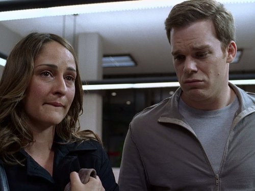 Tina Holmes در صحنه سریال تلویزیونی شش فوت زیر زمین به همراه Michael C. Hall