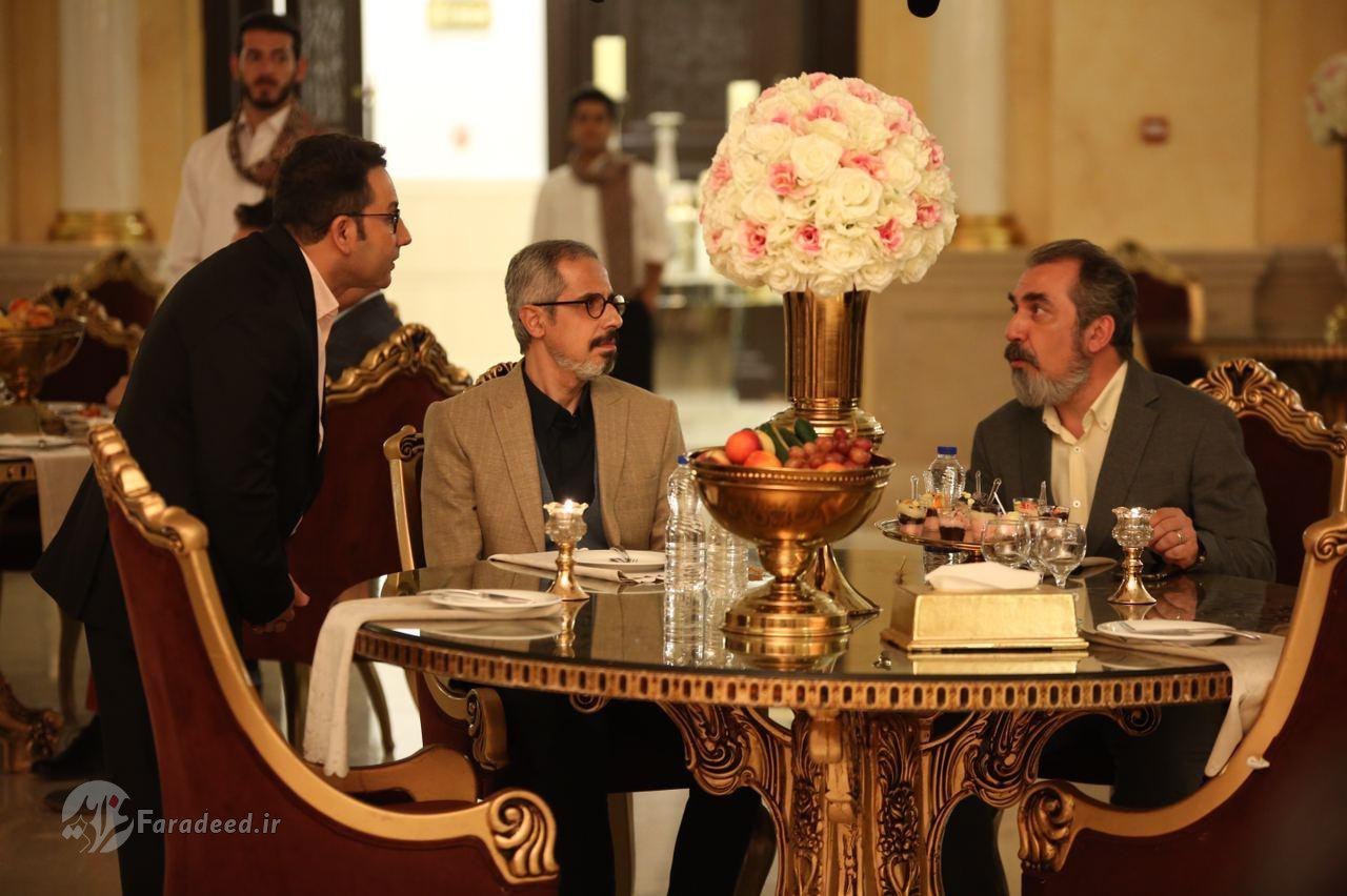 سید جواد رضویان در صحنه سریال تلویزیونی صفر بیست و یک به همراه سیامک انصاری و سروش جمشیدی