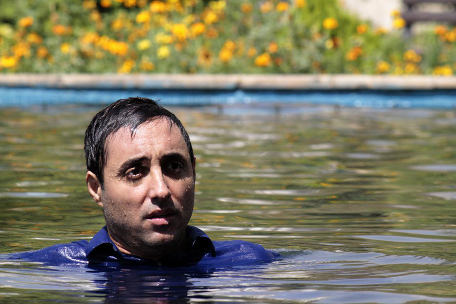 امیرحسین رستمی در صحنه سریال تلویزیونی لیسانسه‌ها