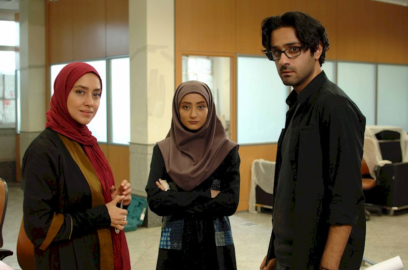 نگار حسن‌زاده در صحنه سریال تلویزیونی گاهی به پشت سر نگاه کن به همراه بهاره کیان‌افشار و میلاد رحیمی