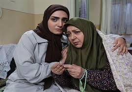 شهره لرستانی در صحنه سریال تلویزیونی خط تماس به همراه کیمیا اکرمی