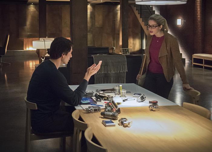 Brandon Routh در صحنه سریال تلویزیونی پیکان به همراه امیلی بت ریکاردز