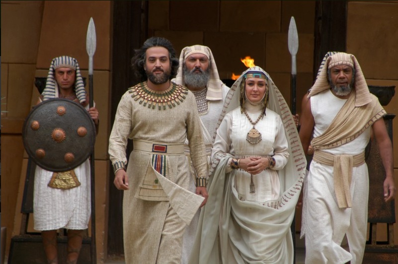 مصطفی زمانی در صحنه سریال تلویزیونی یوسف پیامبر به همراه سیروس کهوری‌نژاد و الهام حمیدی