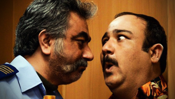 محمدرضا هدایتی در صحنه سریال تلویزیونی در حاشیه 1 به همراه مهران غفوریان
