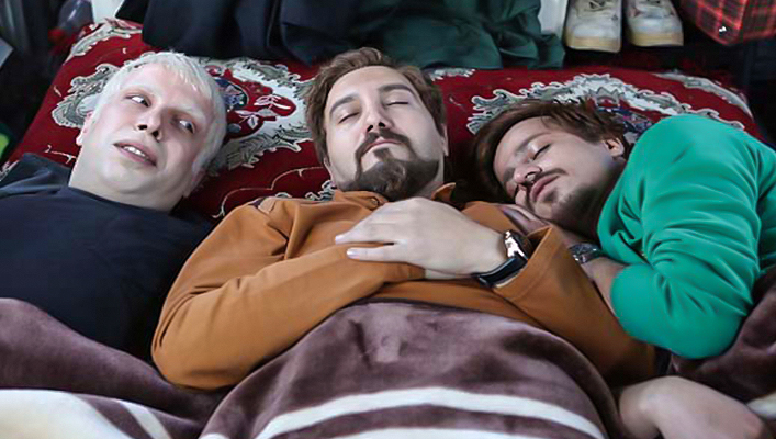 حسین سلیمانی در صحنه سریال تلویزیونی آقا و خانم سنگی به همراه عباس جمشیدی‌فر و کامبیز دیرباز