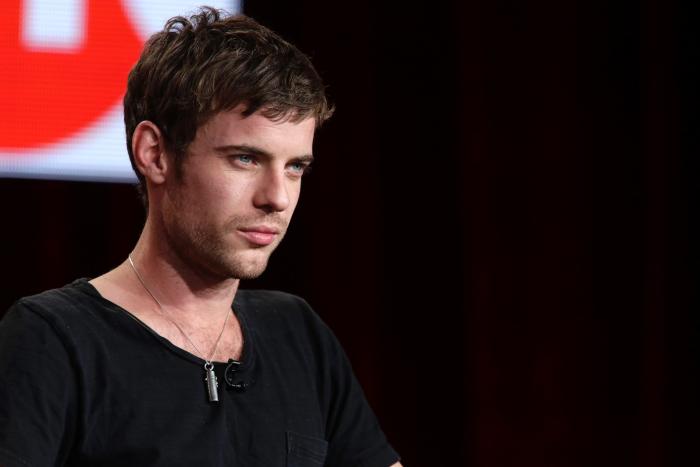 Harry Treadaway در صحنه سریال تلویزیونی جدال با هیولا ها