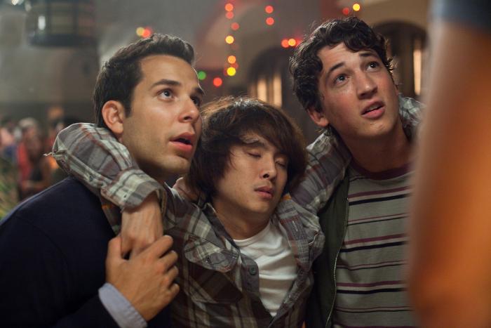 Justin Chon در صحنه فیلم سینمایی بیست و یک سال به بالا به همراه Skylar Astin