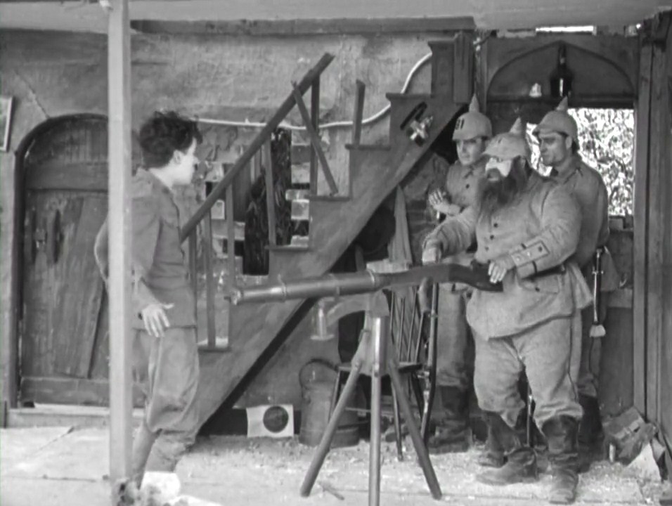 چارلی چاپلین در صحنه فیلم سینمایی The Chaplin Revue