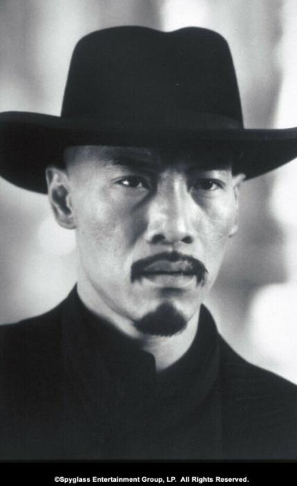 Roger Yuan در صحنه فیلم سینمایی ظهر شانگهای