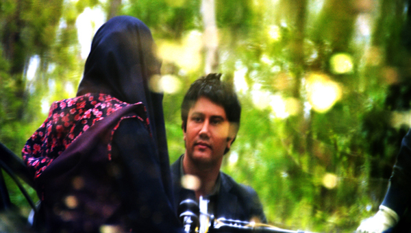 شاهرخ استخری مراغه در صحنه سریال تلویزیونی فاصله‌ها