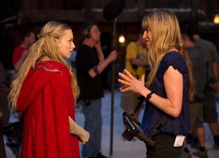 Catherine Hardwicke در صحنه فیلم سینمایی گردش شنل قرمزی به همراه Amanda Seyfried