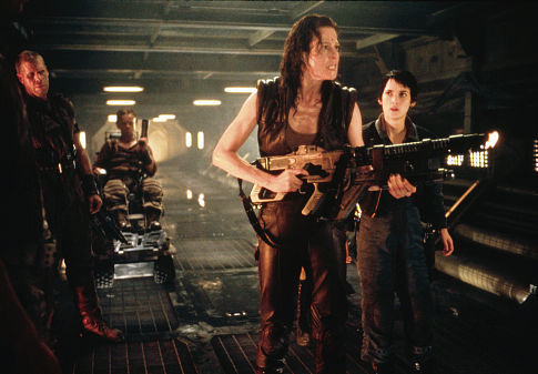 دومینیک پینان در صحنه فیلم سینمایی رستاخیز بیگانه به همراه سیگورنی ویور، وینونا رایدر و ران پرلمن