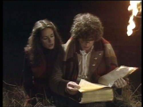 Mary Tamm در صحنه سریال تلویزیونی دکتر هو به همراه Tom Baker