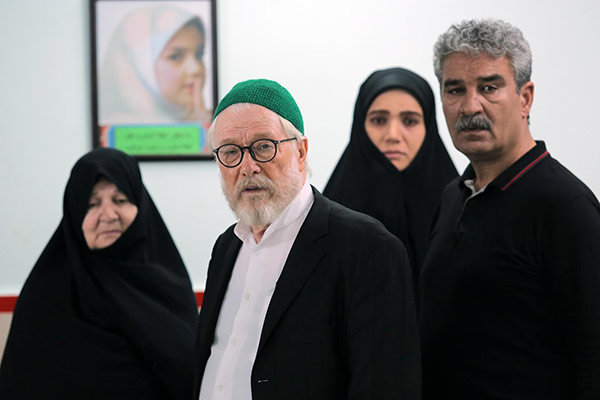 جهانبخش سلطانی در صحنه سریال تلویزیونی سر دلبران به همراه جعفر دهقان، رابعه مدنی و متین ستوده