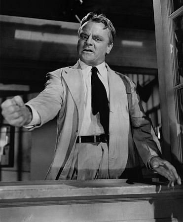 James Cagney در صحنه فیلم سینمایی A Lion Is in the Streets
