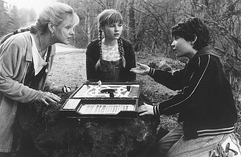 Bradley Pierce در صحنه فیلم سینمایی جومانجی به همراه کیرستن دانست و بونی لین هانت