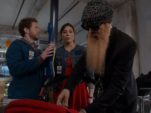 Billy Gibbons در صحنه سریال تلویزیونی استخوان ها به همراه میکلا کونلین و T.J. Thyne