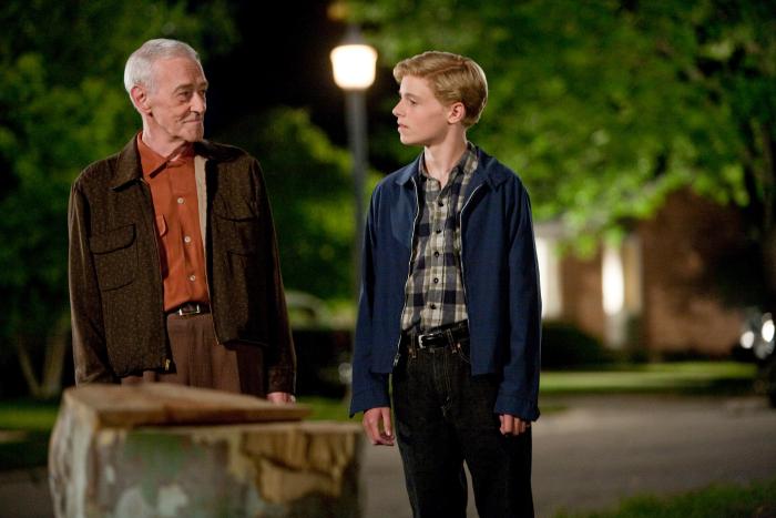 John Mahoney در صحنه فیلم سینمایی Flipped به همراه Callan McAuliffe