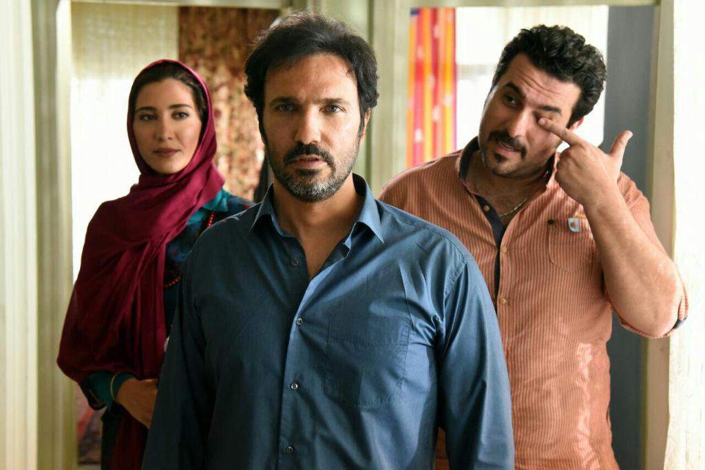محسن کیایی در صحنه فیلم سینمایی نقطه کور به همراه خاطره اسدی و محمدرضا فروتن