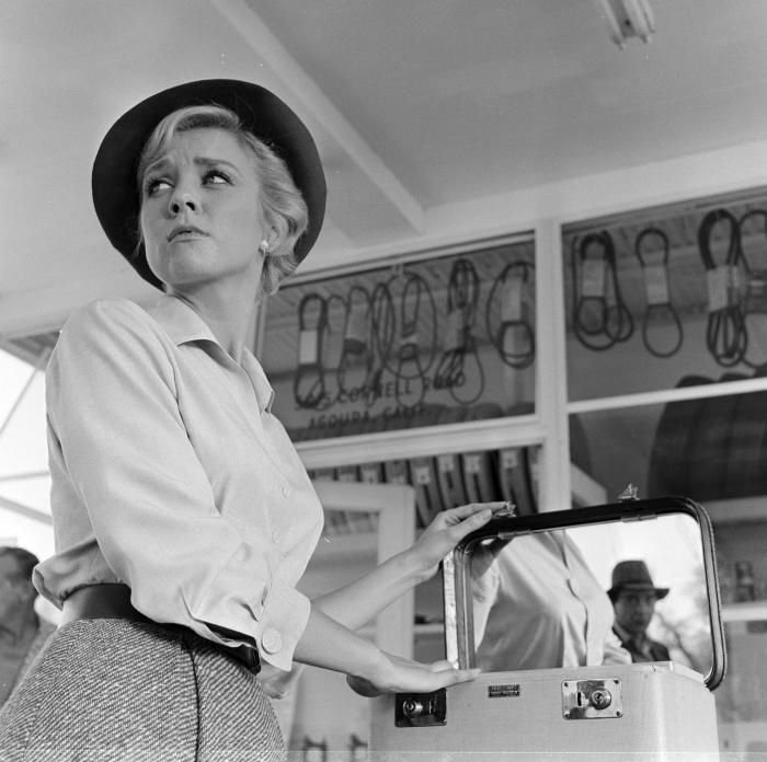 Inger Stevens در صحنه سریال تلویزیونی منطقه نیمه روشن