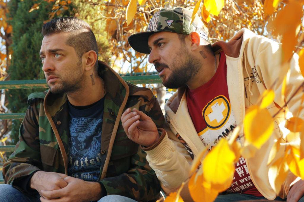 بهرام رادان در صحنه فیلم سینمایی بارکد به همراه محسن کیایی