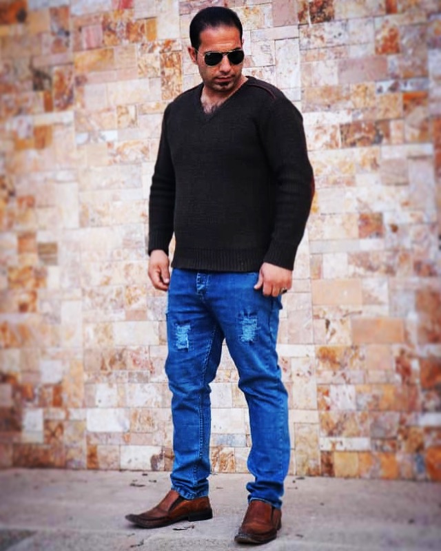 تصویری از وحید مرشدی، بازیگر سینما و تلویزیون در حال بازیگری سر صحنه یکی از آثارش