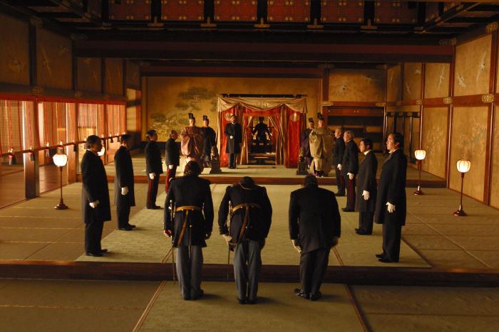 تیموتی اسپال در صحنه فیلم سینمایی آخرین سامورایی به همراه تام کروز، Masato Harada، Shichinosuke Nakamura و Tony Goldwyn