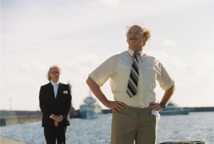 مایکل گمبون در صحنه فیلم سینمایی زندگی در آب با استیو زیسو به همراه باد کرت