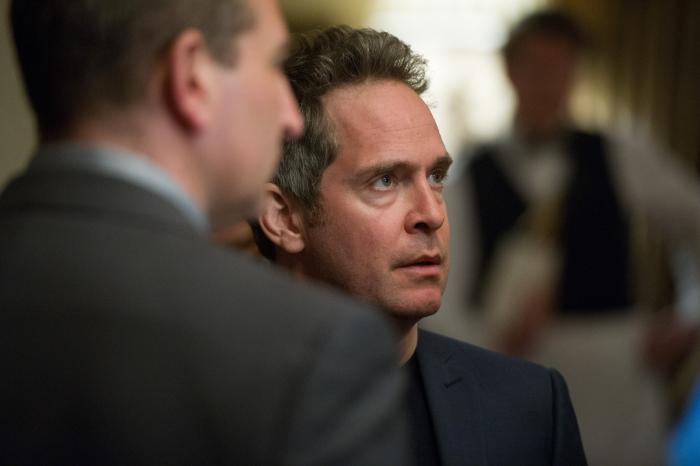 Tom Hollander در صحنه سریال تلویزیونی مدیر شب