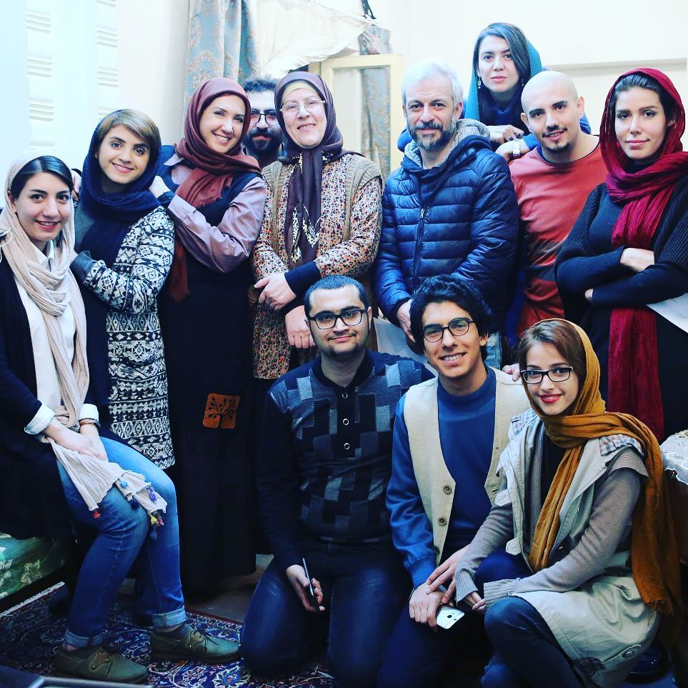 تصویری از پریسا مقتدی، بازیگر سینما و تلویزیون در پشت صحنه یکی از آثارش به همراه امیر کاظمی، فرخنده فرمانی‌زاده و کاظم سیاحی