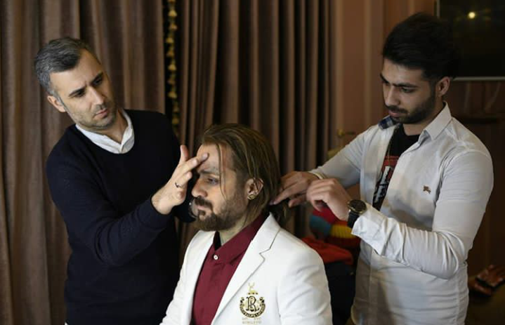 تصویری از سهراب اندامی، چهره‌پرداز و بازیگر سینما و تلویزیون در حال بازیگری سر صحنه یکی از آثارش