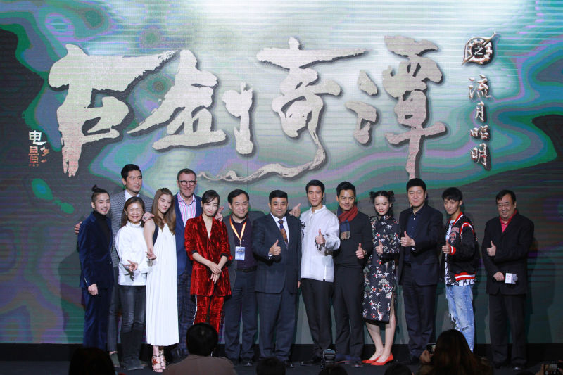 Archie Kao در صحنه فیلم سینمایی Legend of the Ancient Sword به همراه Karena Ng، Leehom Wang، Godfrey Gao، Renny Harlin و Victoria Song