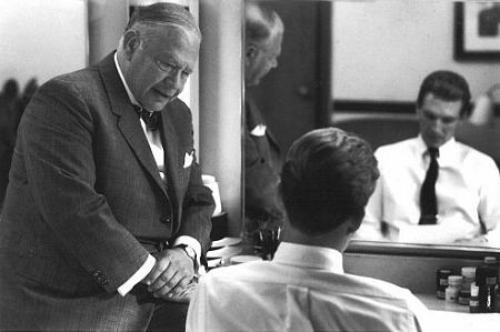 Allan Rich در صحنه فیلم سینمایی مسابقه تلویزیونی به همراه رالف فاینس