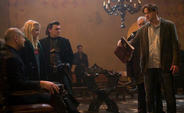 Jamie Foreman در صحنه فیلم سینمایی نقش دل به همراه Eliza Bennett، Brendan Fraser و اندی سرکیس