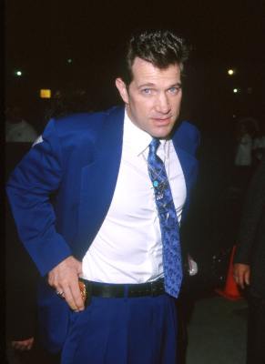 Chris Isaak در صحنه فیلم سینمایی چشمان کاملا بسته