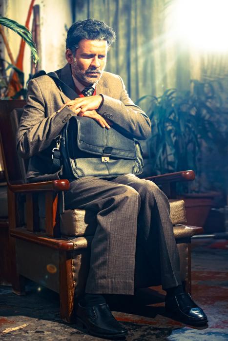 Manoj Bajpayee در صحنه فیلم سینمایی Aligarh